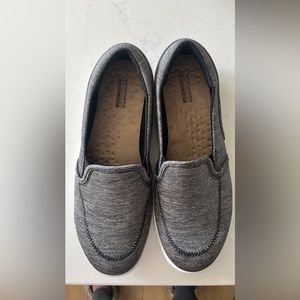 Lightly used Skechers. Very comfortable. Heathered gray size 8.5